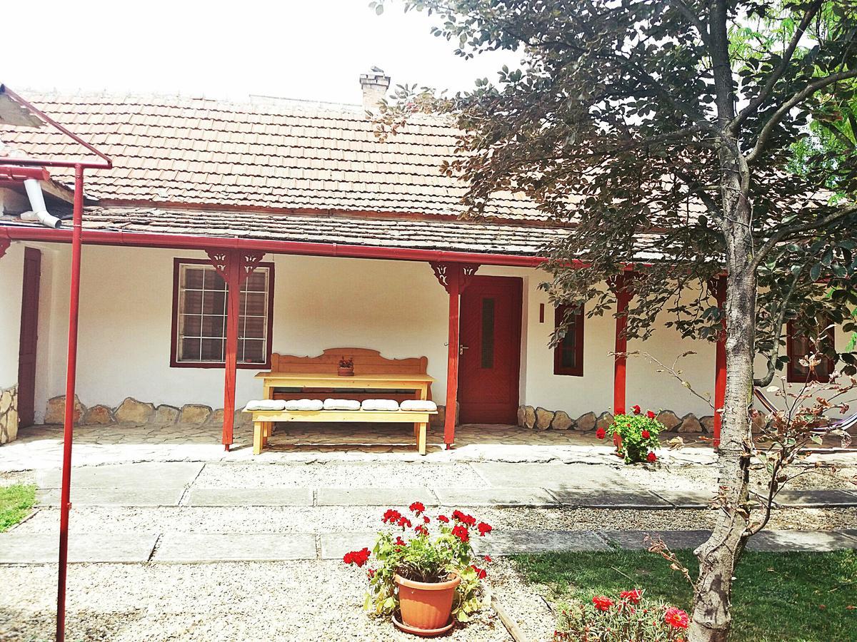 Arpad Nyaralohaz Villa Sarud Exterior photo